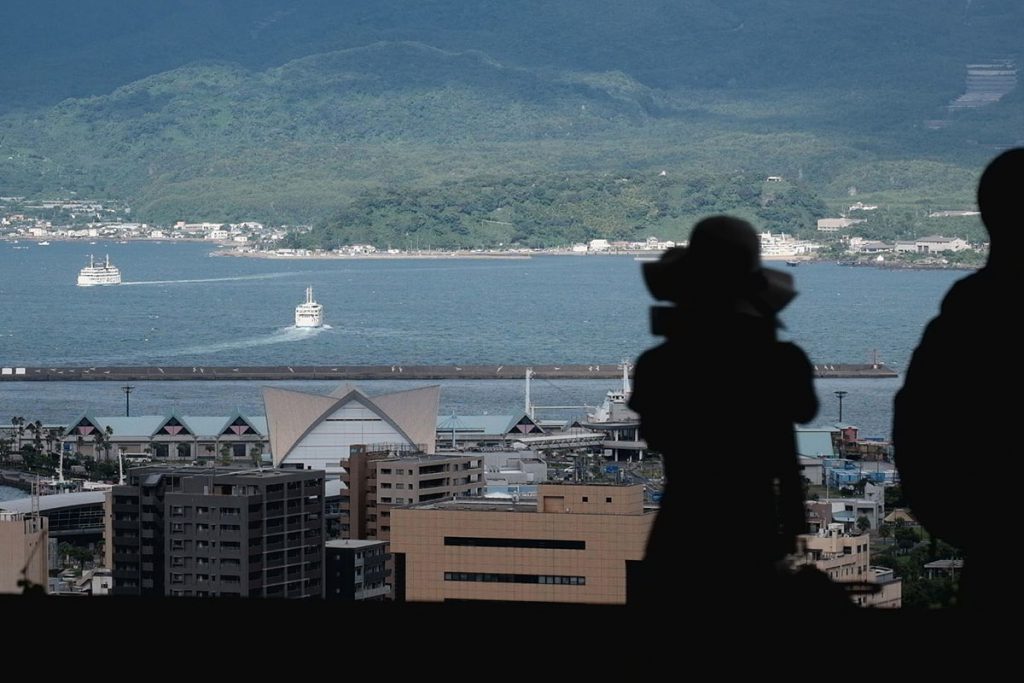 城山展望台からは鹿児島市と桜島を結ぶフェリーが錦江湾に浮かぶ姿も見える