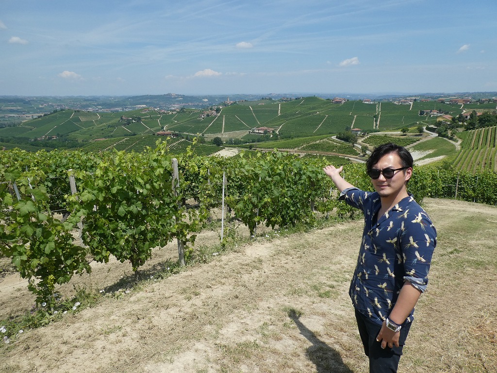 ワイン商社時代に訪れた、イタリアの世界遺産バルバレスコのぶどう畑にて